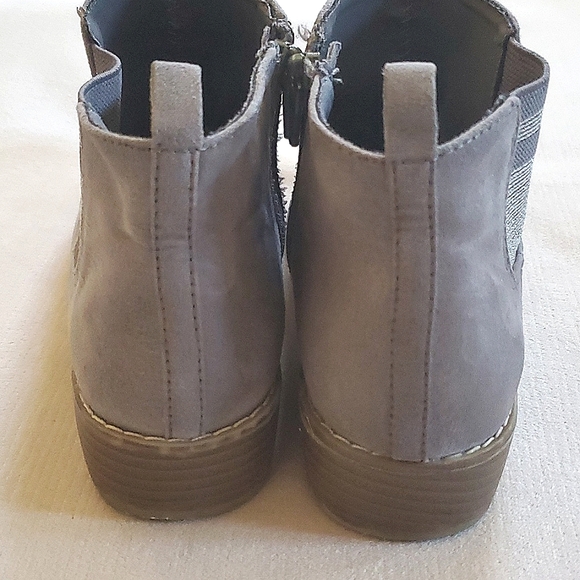 Old Navy Girls Grey Faux Suede Inner Zipper Ankle Boots Size 3 - Picture 7 of 10